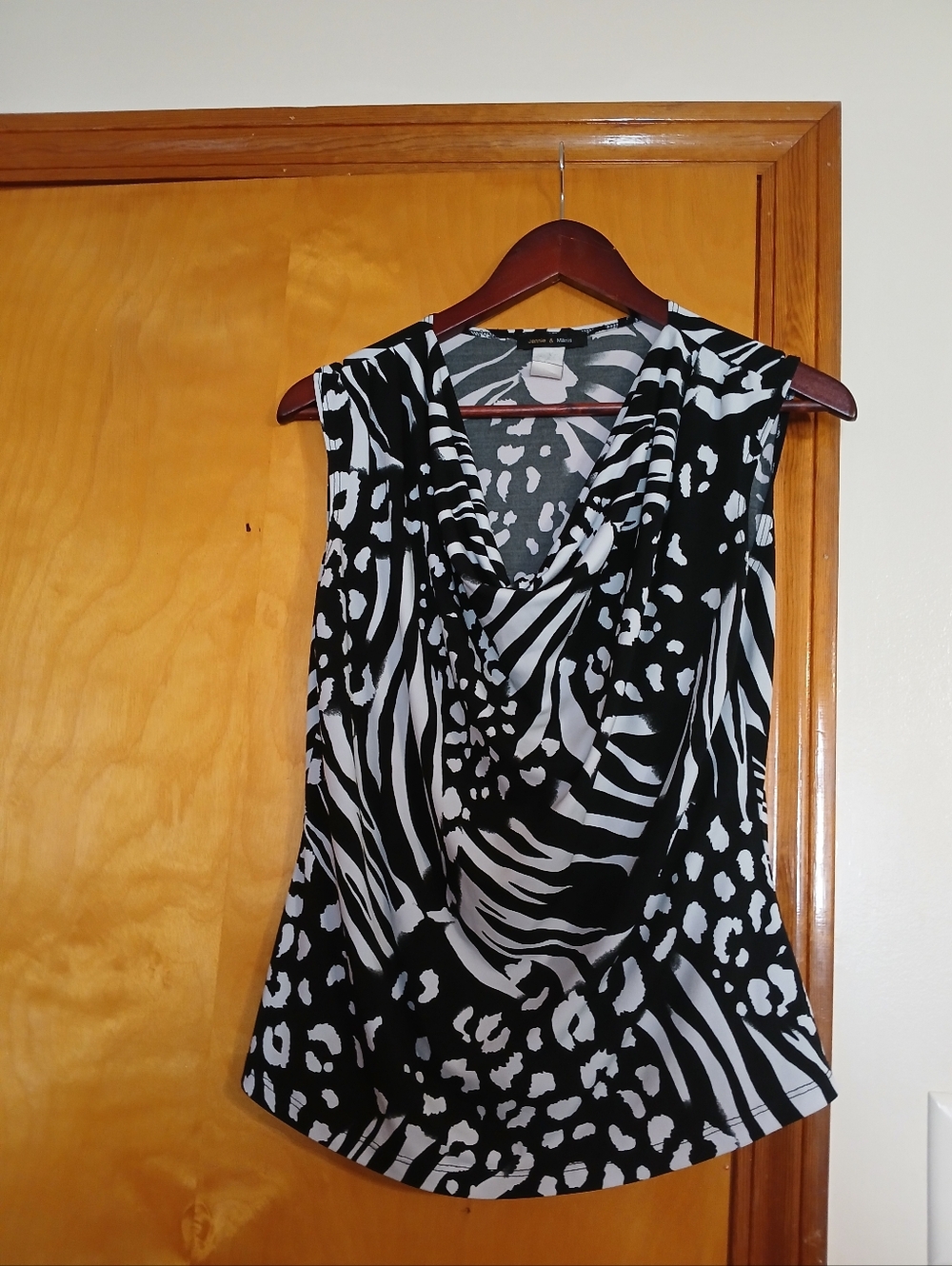 Black & White Animal Print V-Neck Sleeveless Tank Top